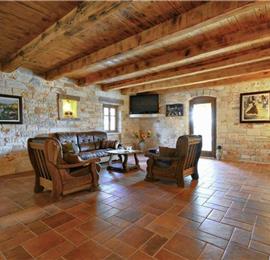 4 bedroom villa with pool near Svetvinčenat, Istria, sleeps 10